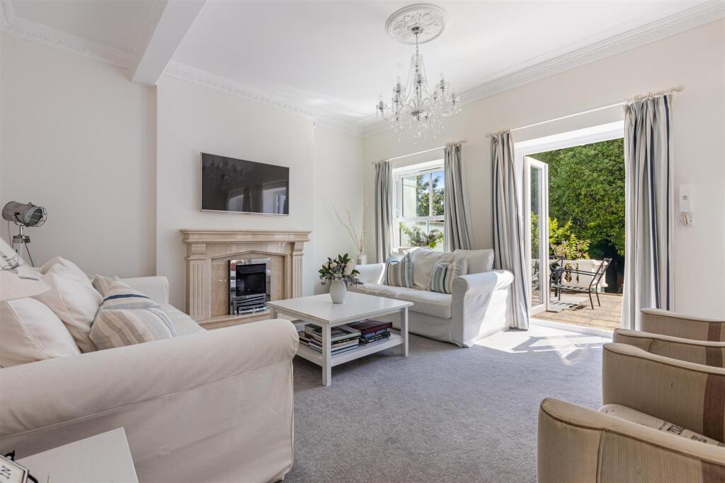 A15 - The Hamptons, Torquay - 250429.jpg