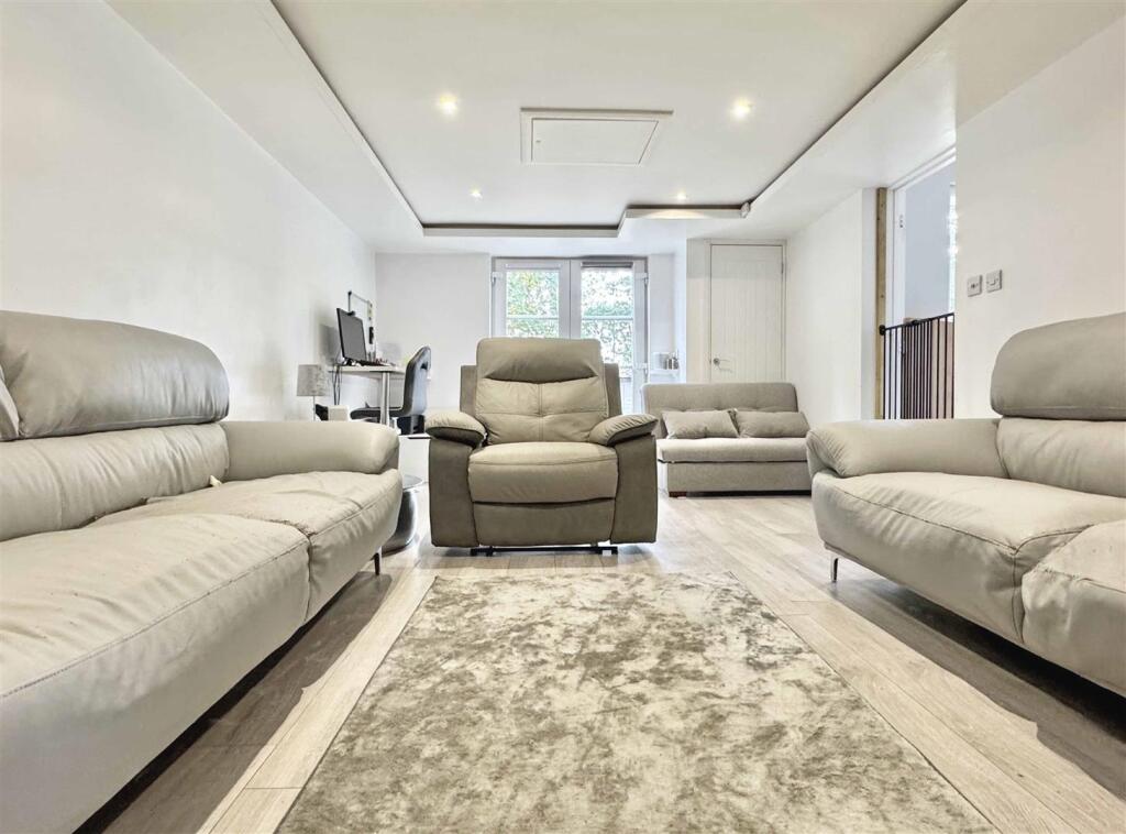 Second Lounge b.jpg
