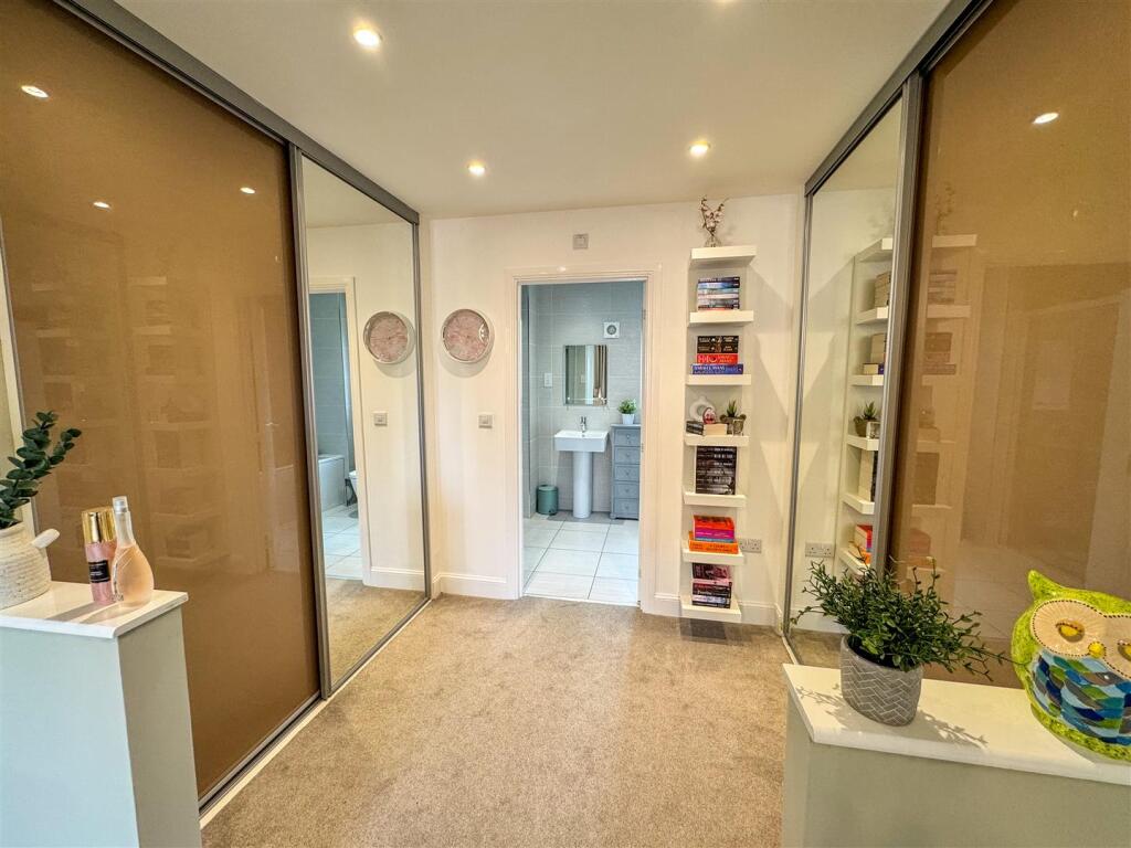 DRESSING AREA TO MAIN BEDROOM