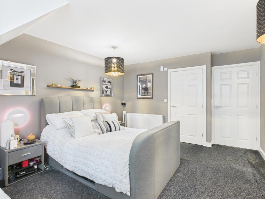 CAM03729G0-PR0075-STILL005