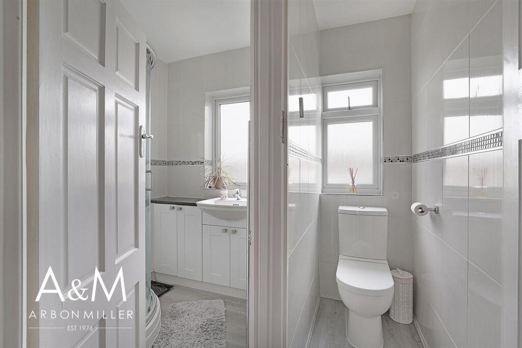 SHOWER ROOM/WC