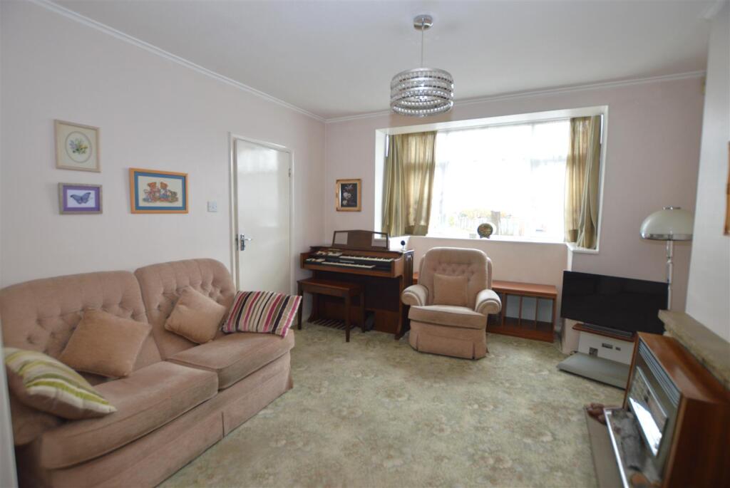 Arnold Crescent liv.JPG
