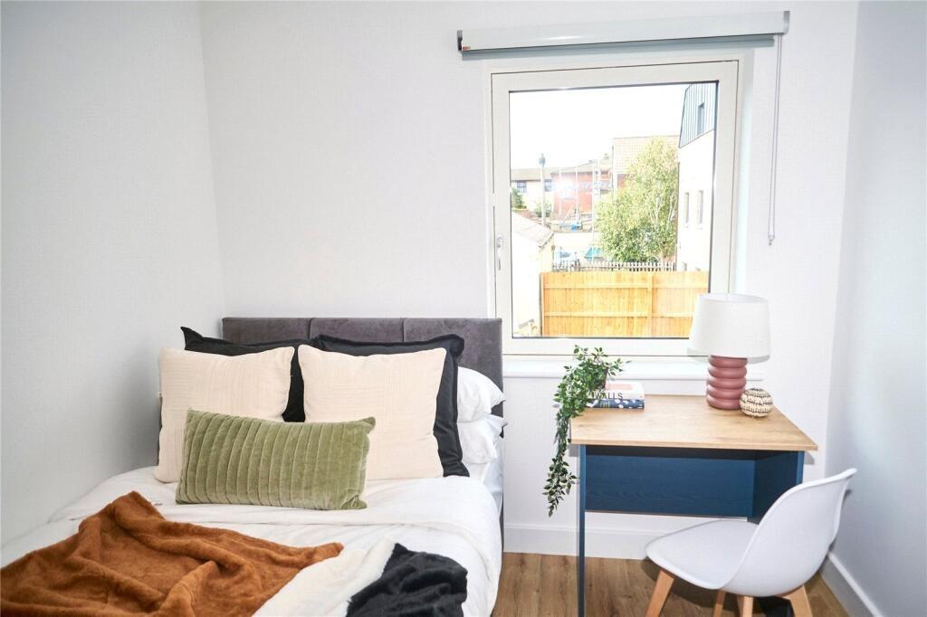 Bright and cozy single bedroom with a comfortab...