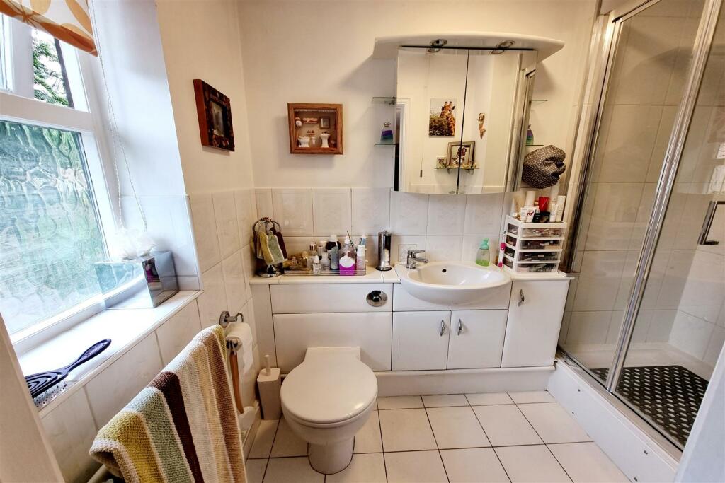SHOWER EN SUITE:
