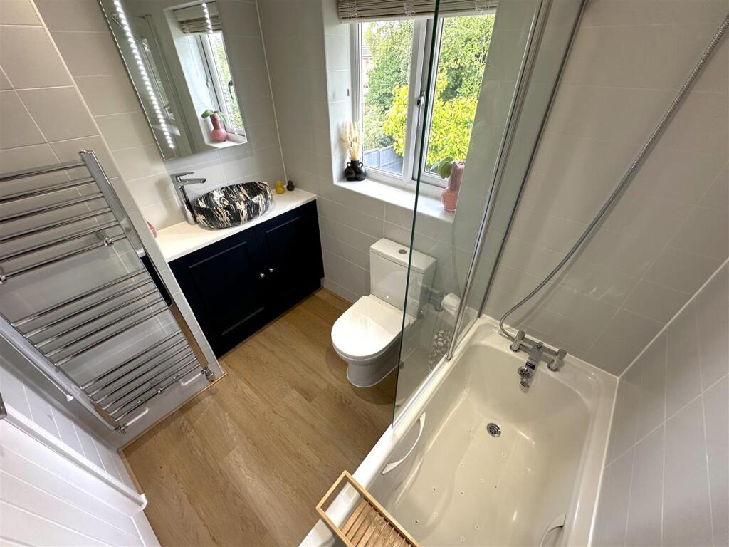 Contemporary Family Bathroom 992