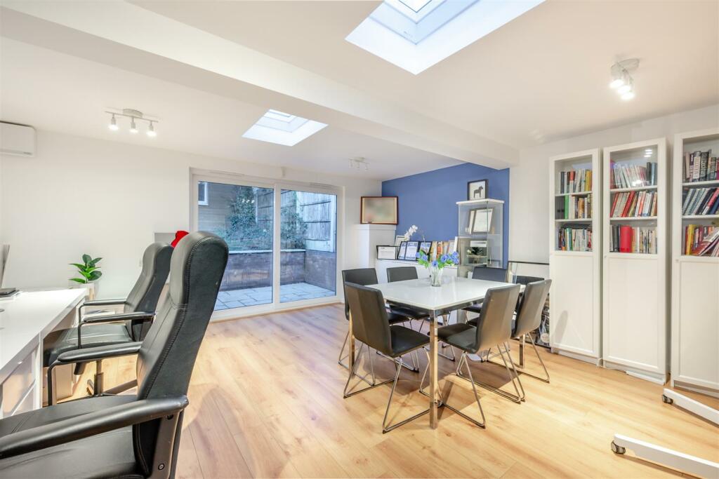 8537741-interior13.jpg