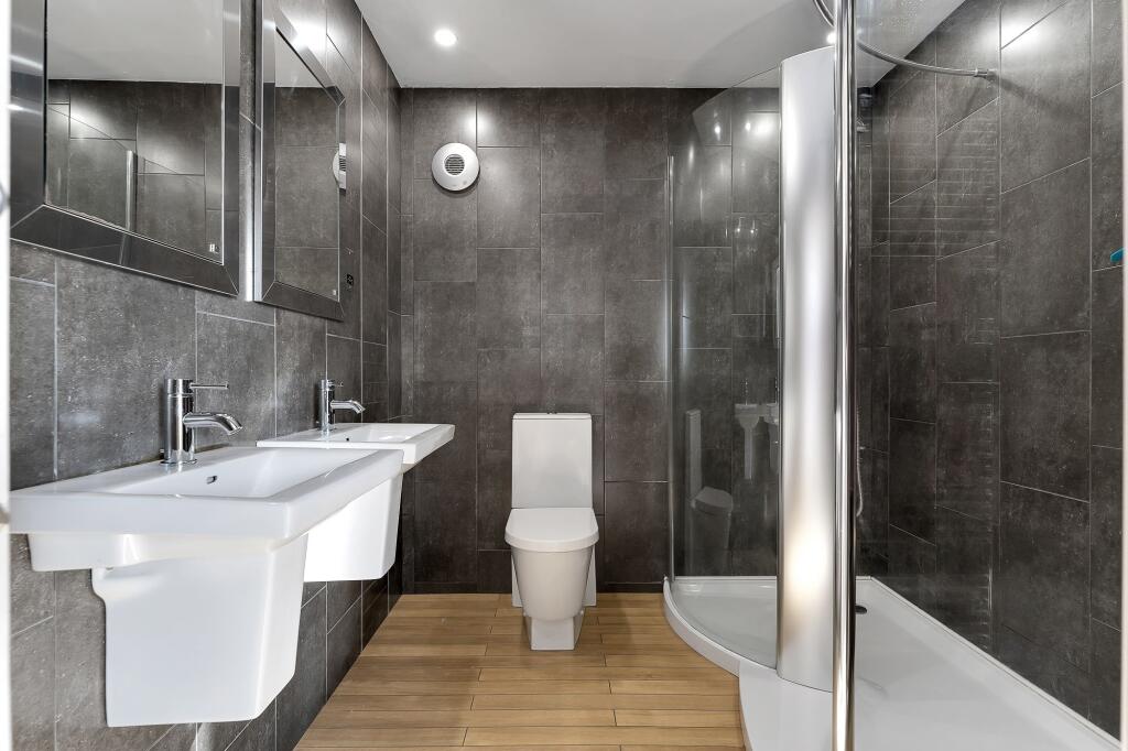 Principal Bedroom En-Suite