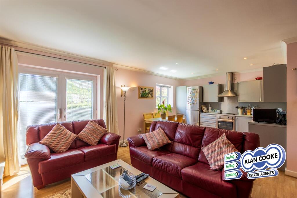 OPEN PLAN LOUNGE &amp; KITCHEN