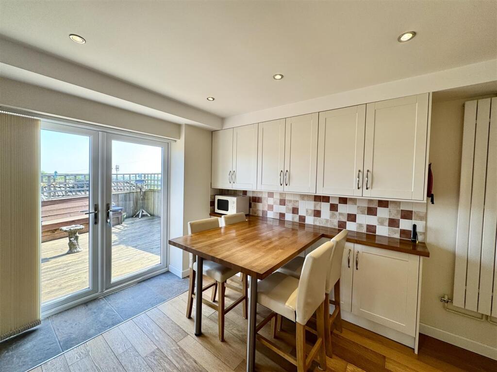 KITCHEN/BREAKFAST ROOM