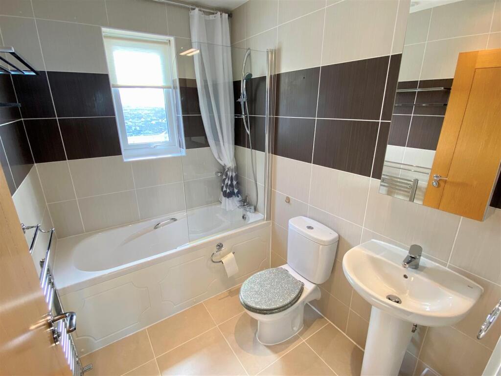 15 Whitewater Apartments Bathroom