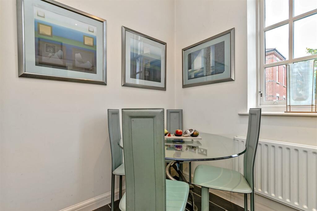 9GreatLeysCourt-24.jpg