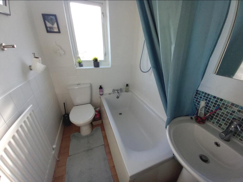 FIRST FLOOR APARTMENT BATHROOM