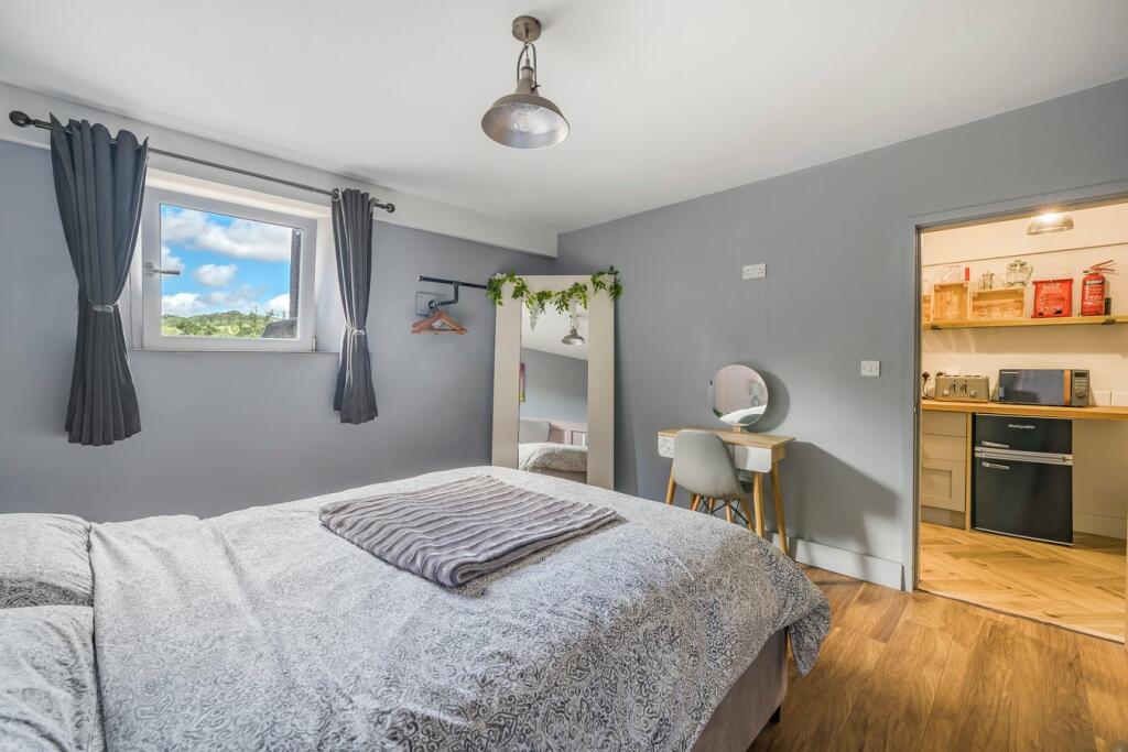 Self contained lower