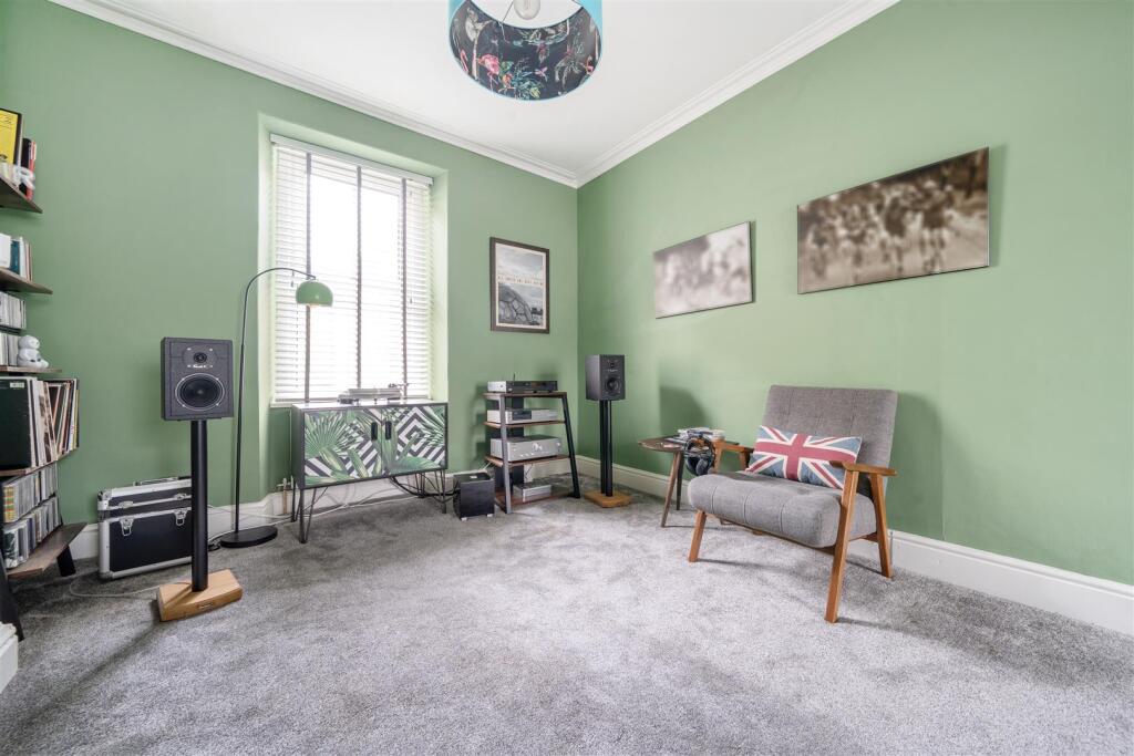 LOUNGE / DINING ROOM