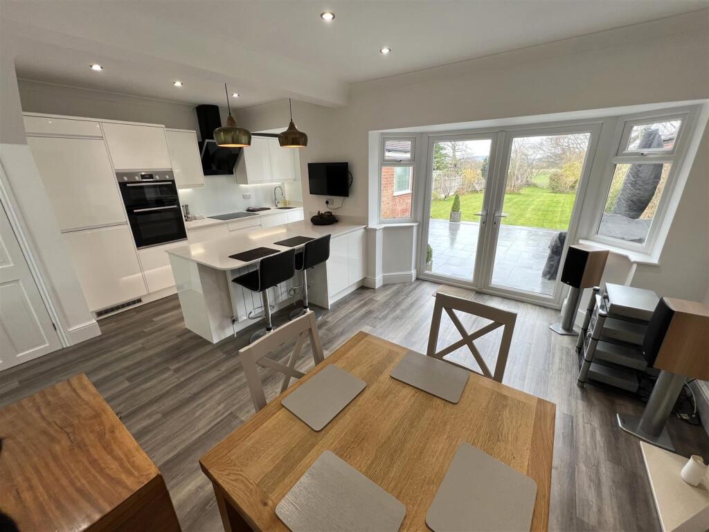 LARGE LIVING KITCHEN