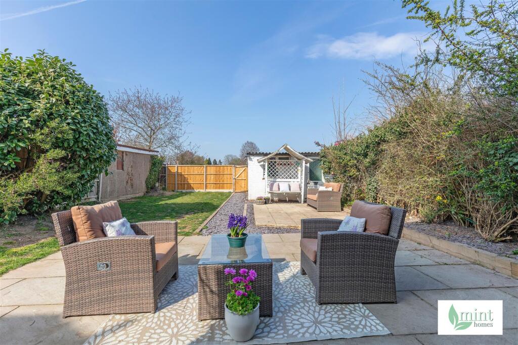 15__Engliff_Lane__Pyrford__Woking__Surrey__GU22_8S