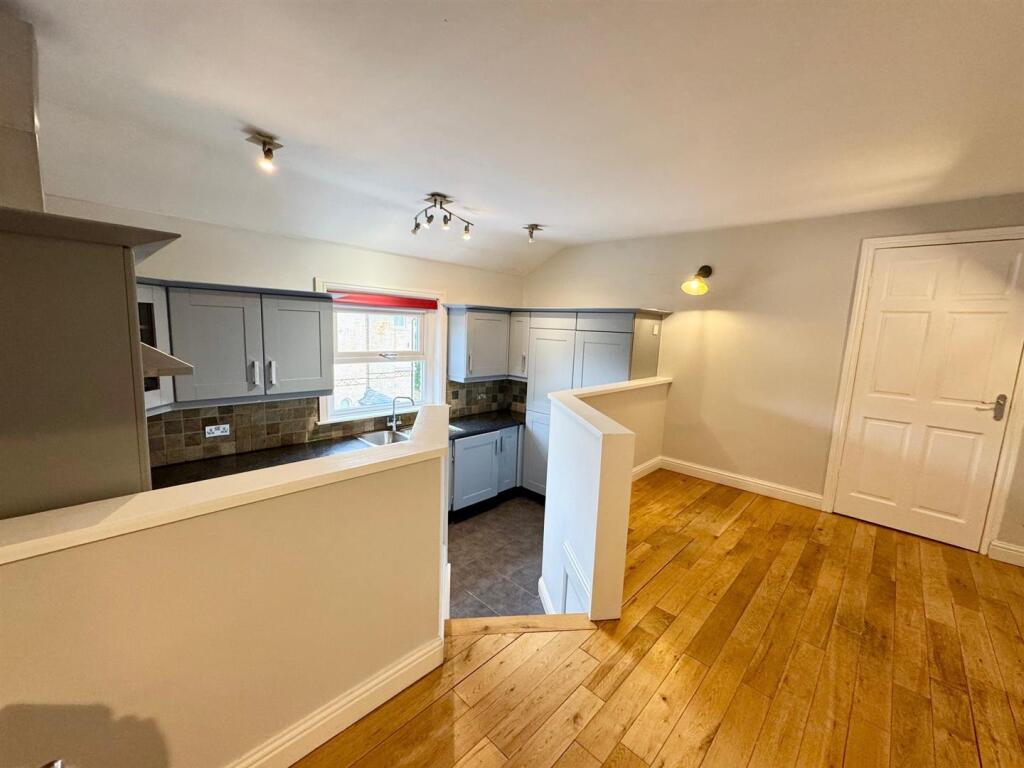 4 Summerlee Kit Dining2.jpg
