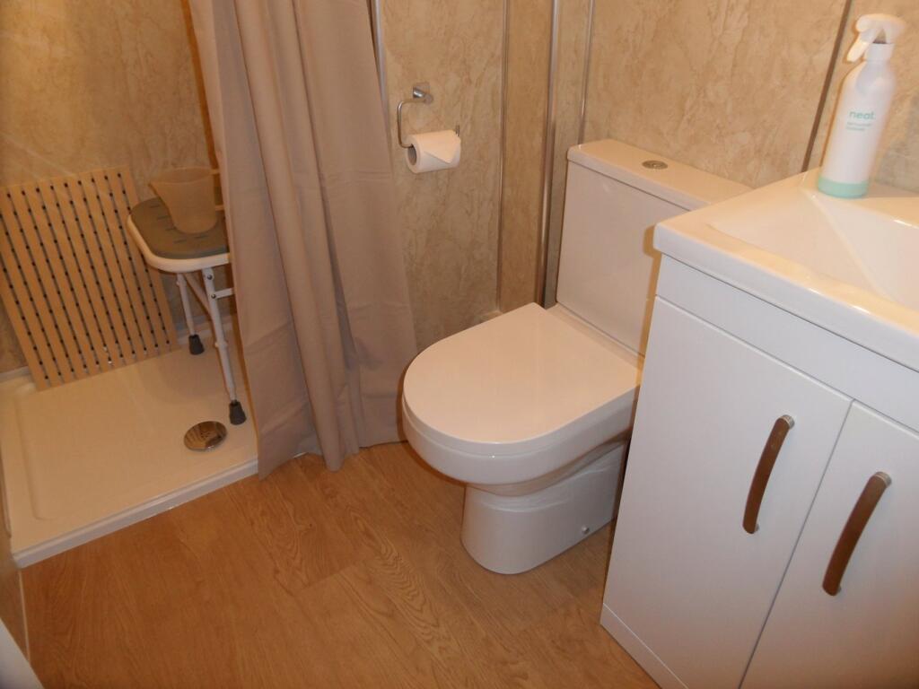 EN-SUITE SHOWER ROOM