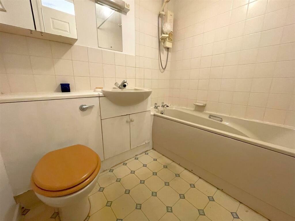 Bathroom.jpg