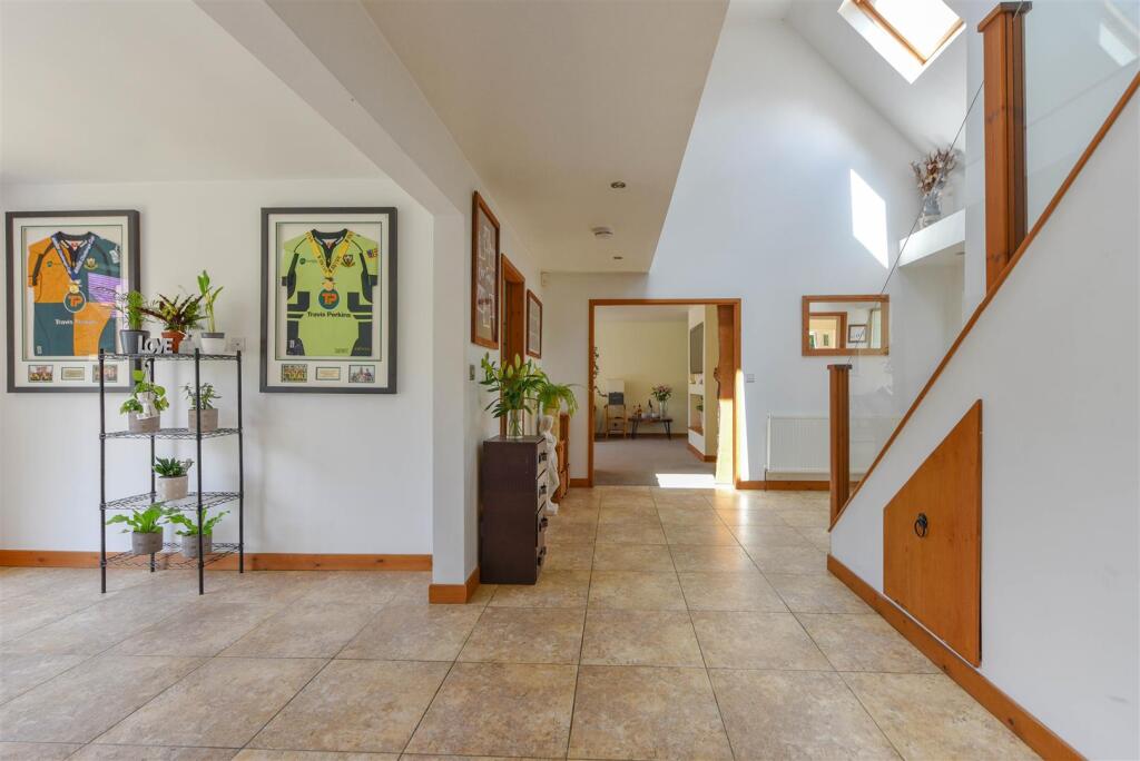 0112HALLWAY2.jpg