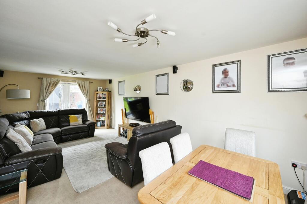 Lounge/Dining Room