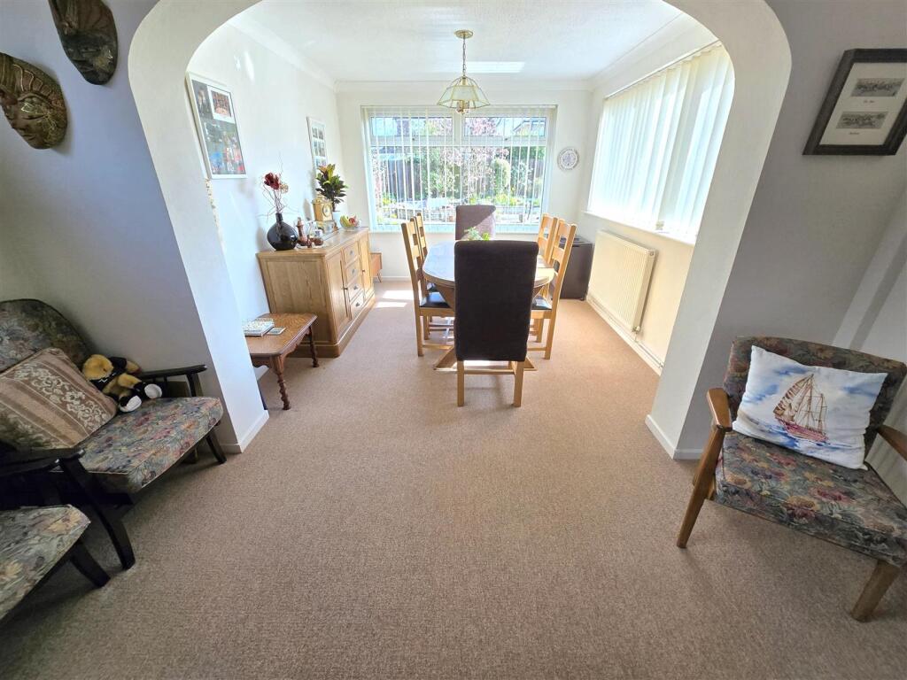 Sitting Room/ Dining Room