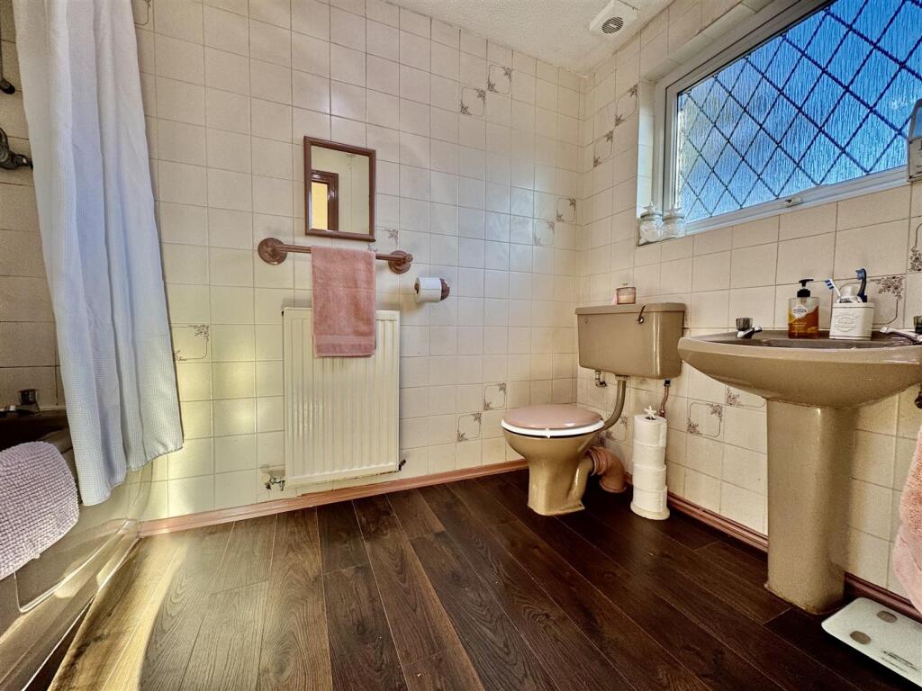 ENSUITE BATHROOM
