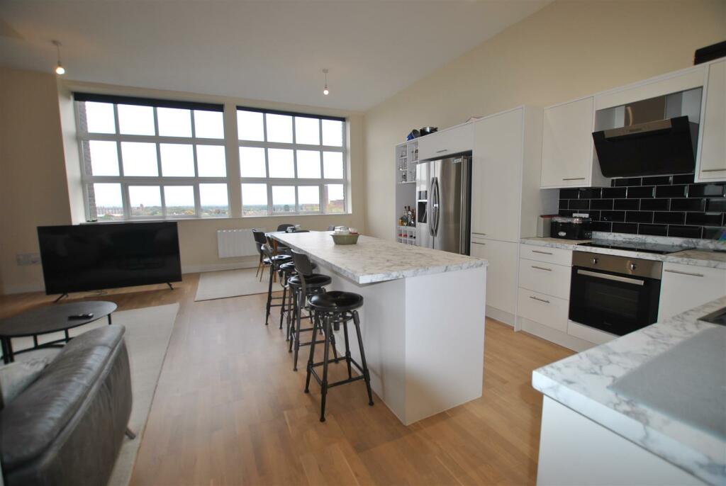 OPEN PLAN LIVING/KITCHEN AREA