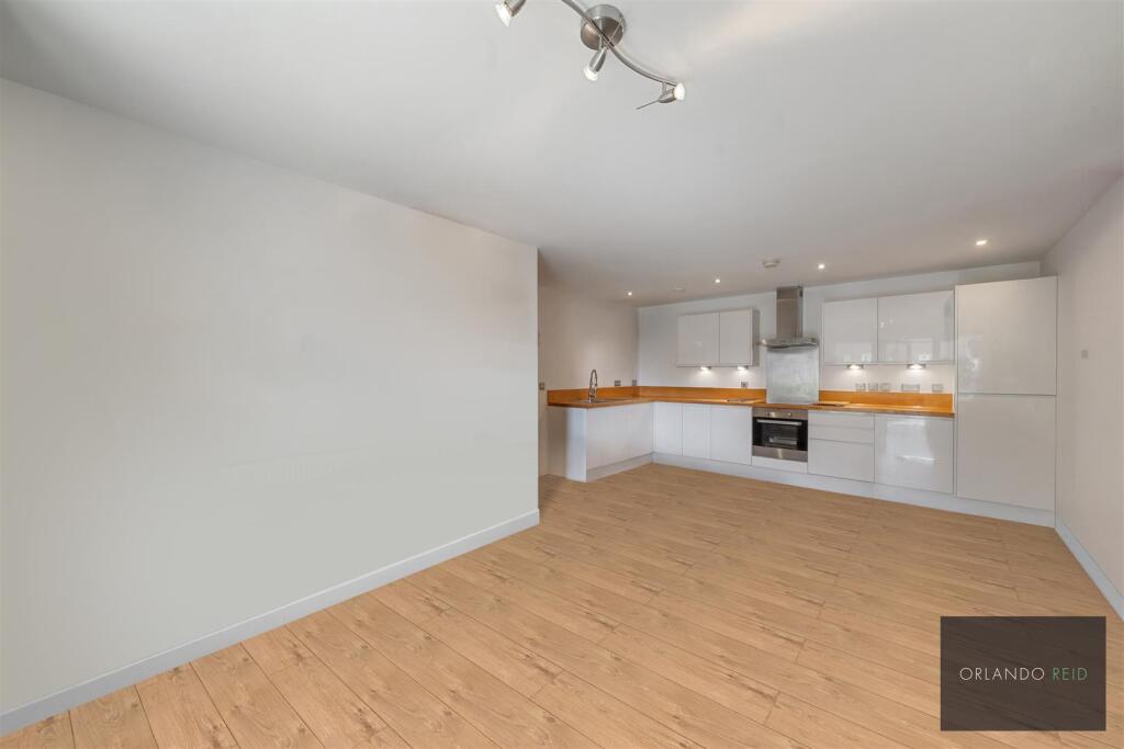 Flat 16, 57 Cowley Road SW9 6BN-5.jpg