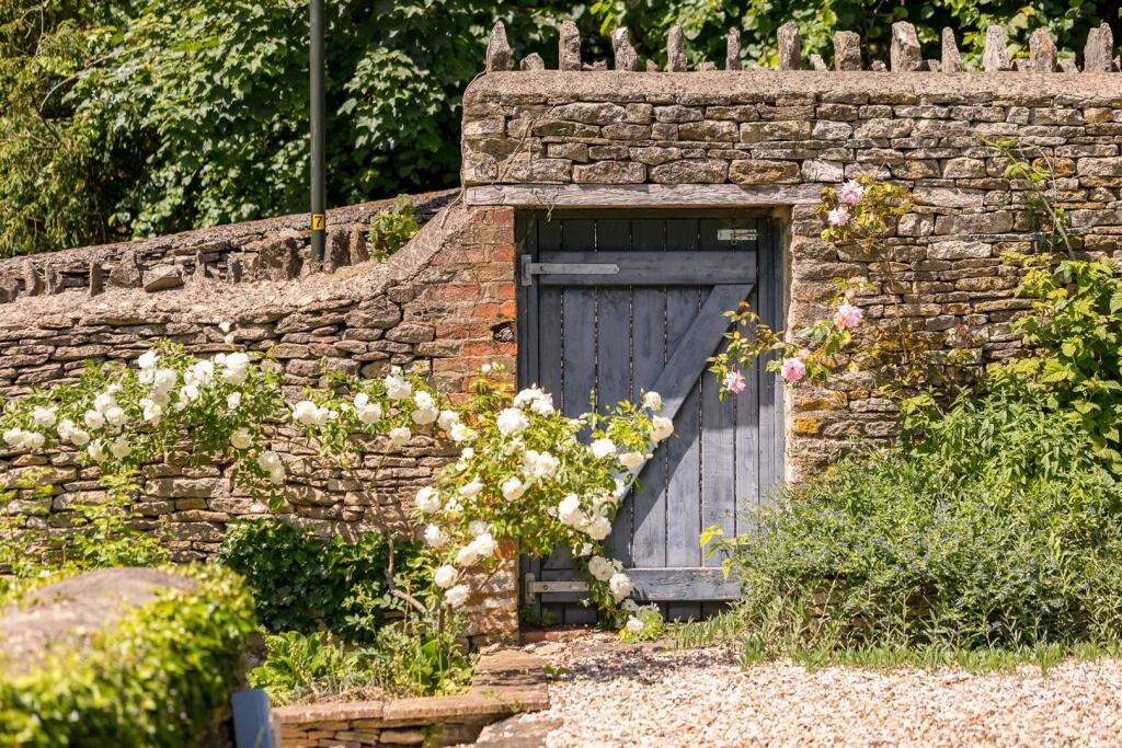 104 - Chipping Croft - GL8 8DQ - Web.jpg