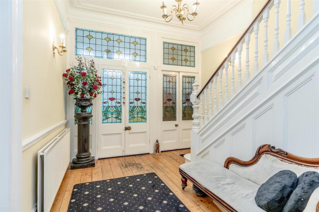 Linden Road, Westbury PAkr Entrance.jpg