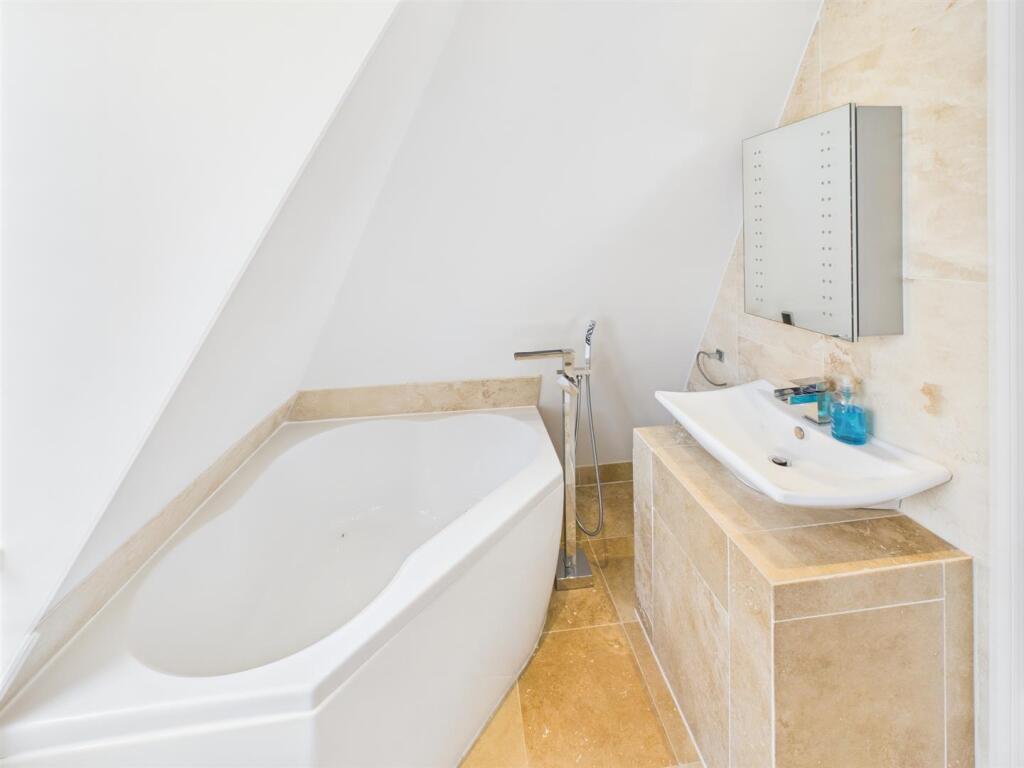 Bedroom Two en-suite (1)