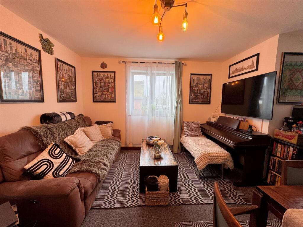 Living Room1.jpg