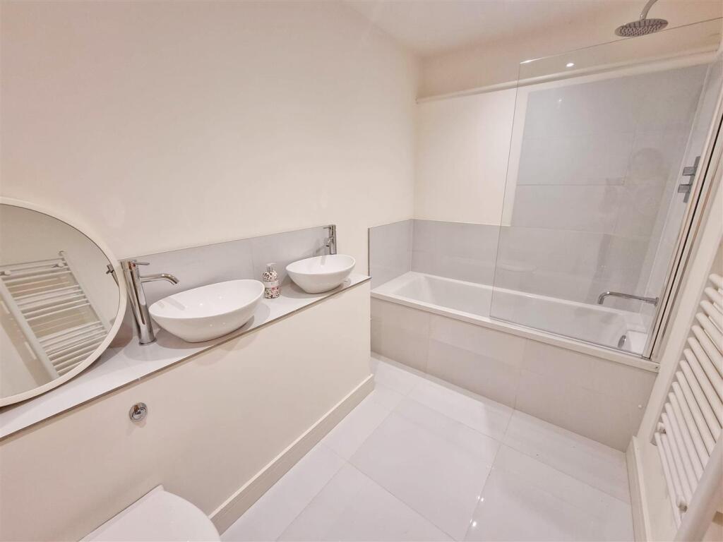 Bedroom 2 Ensuite.jpg