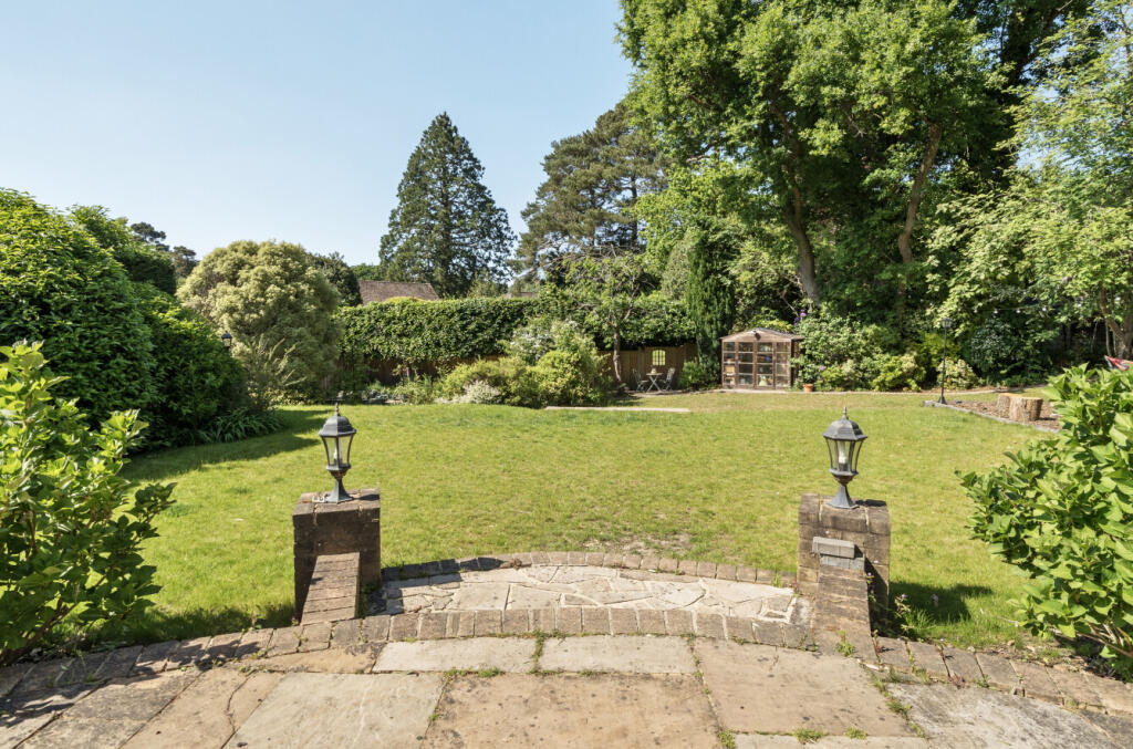 1295987-9-68276ba...