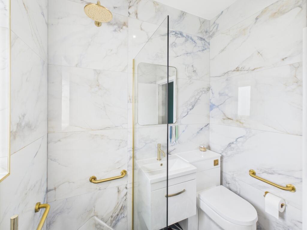 CAM04233G0-PR0022-STILL032