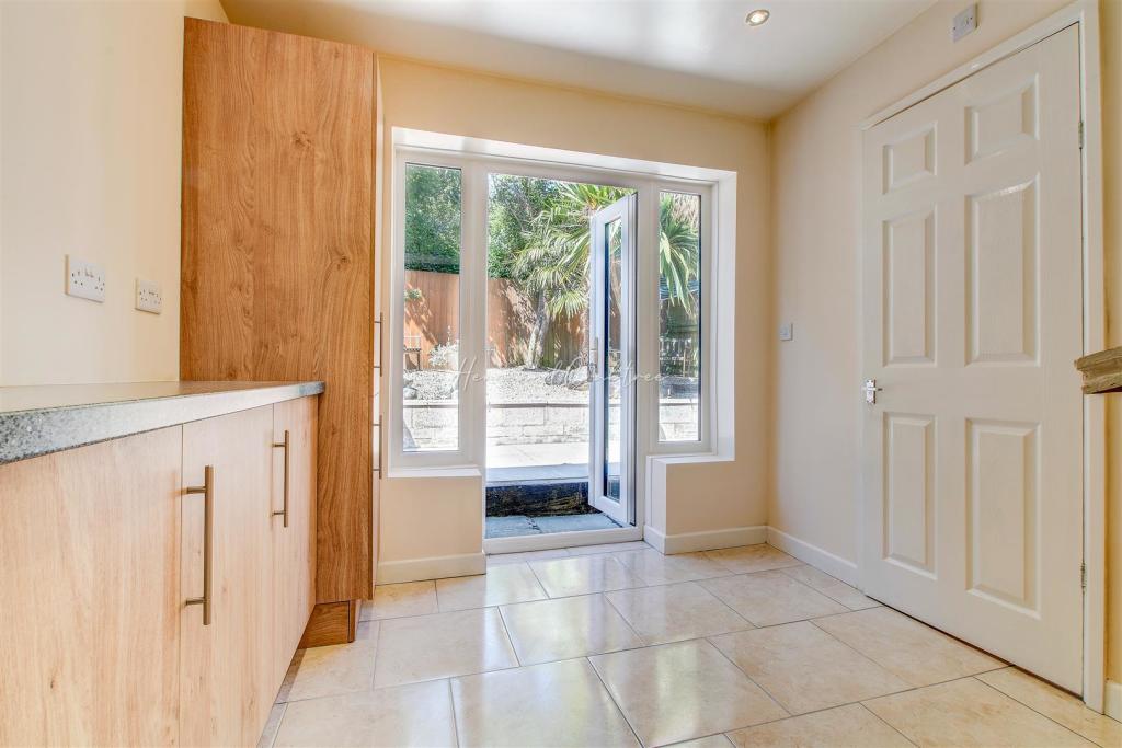 Camelot Way, Thornhill, HernCrabtree_ (6).jpg