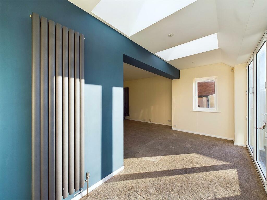 11 - THREE BEDROOM FAMILY HOUSE IN BISHOPSWORTH.jp