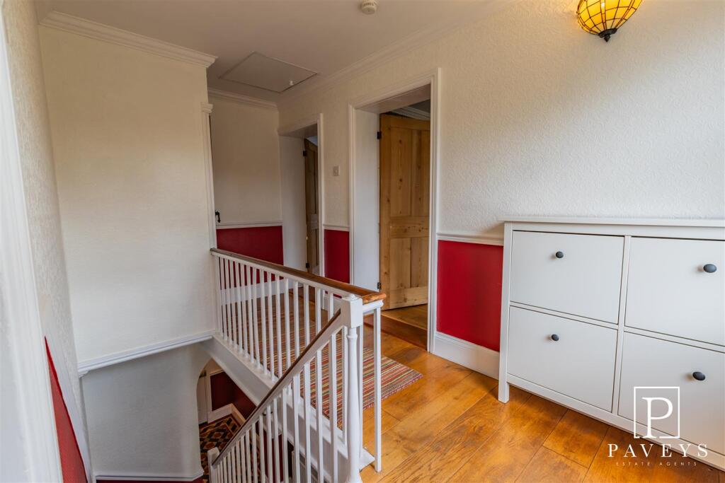 FIRST FLOOR LANDING