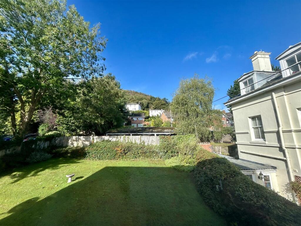 Rear communal garden