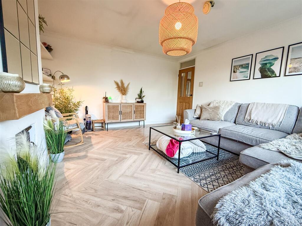 ALTERNATE VIEW OF LOUNGE