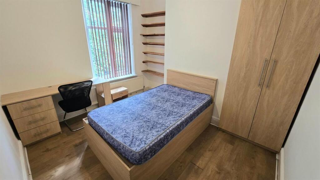Neat furnished single bedroom with a comfy bed,...