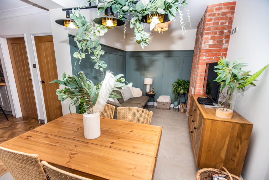 FAMILY/DINING ROO...