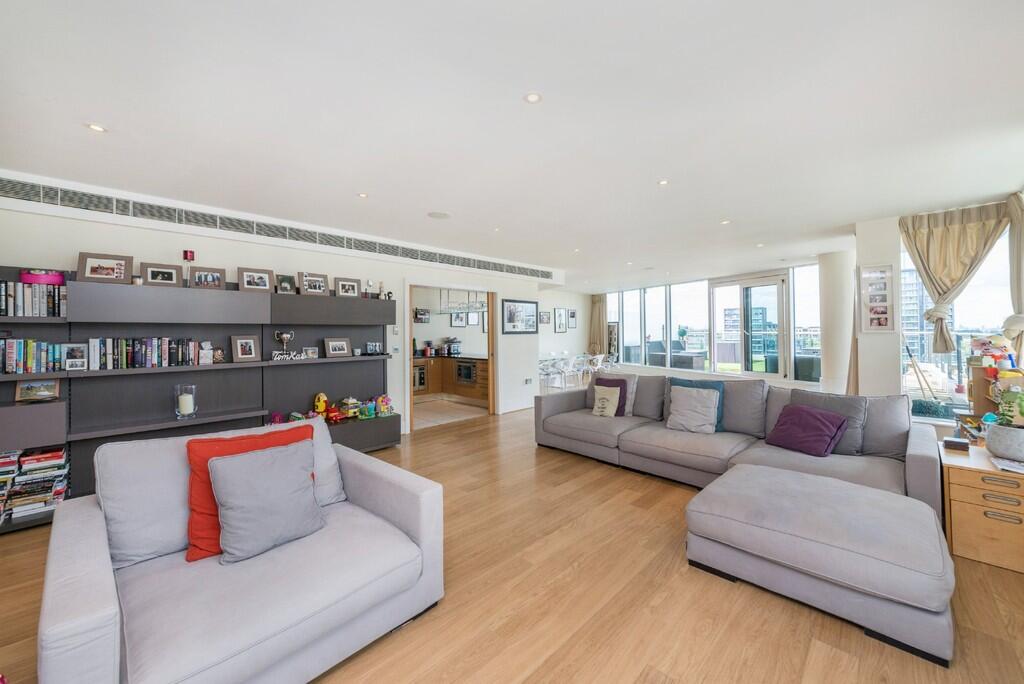 Open-Plan Main Li...