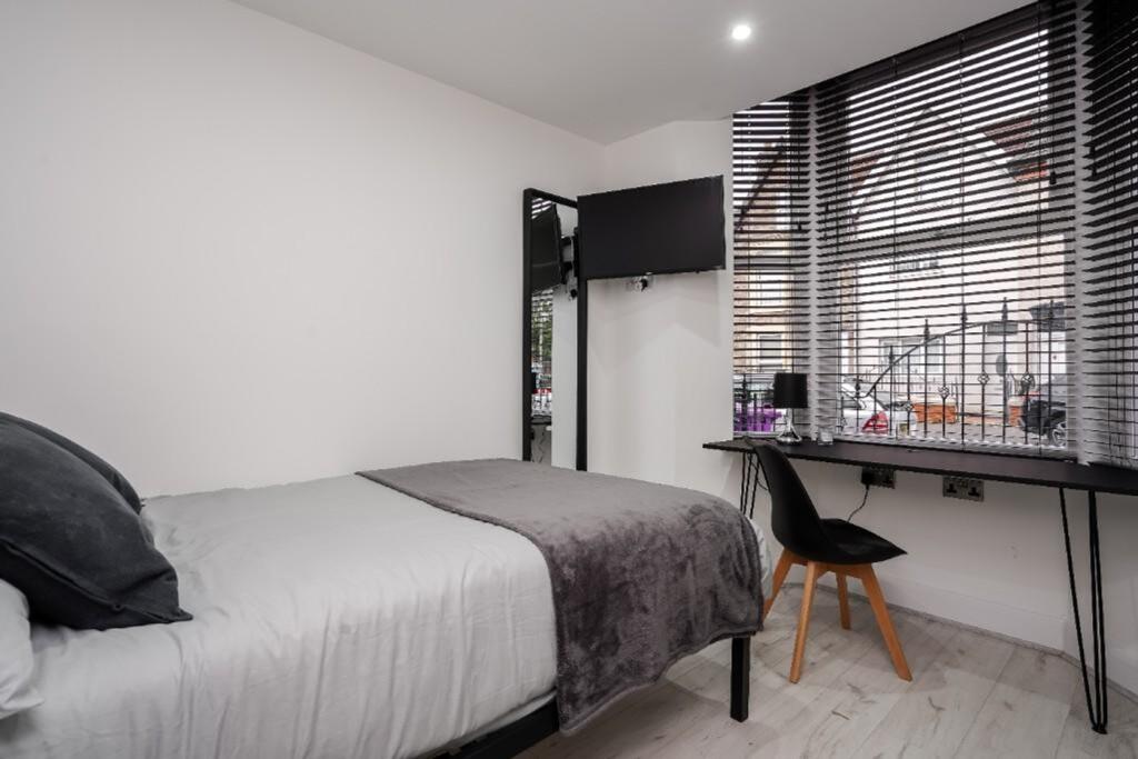A modern and inviting double bedroom with good ...