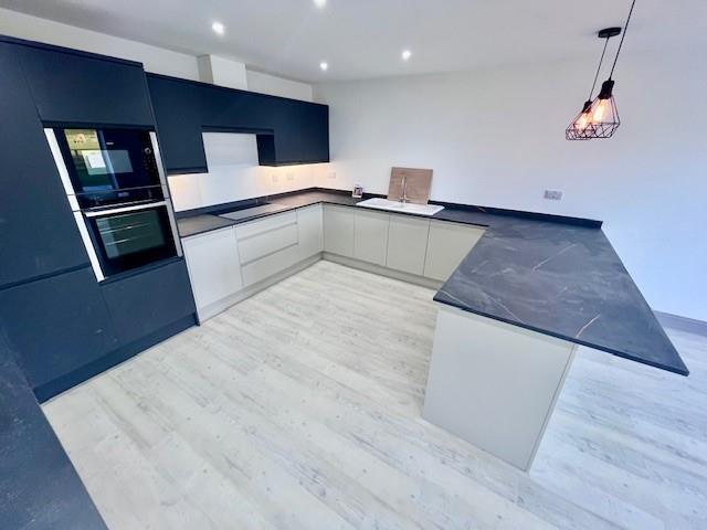 Kitchen 2.jpg