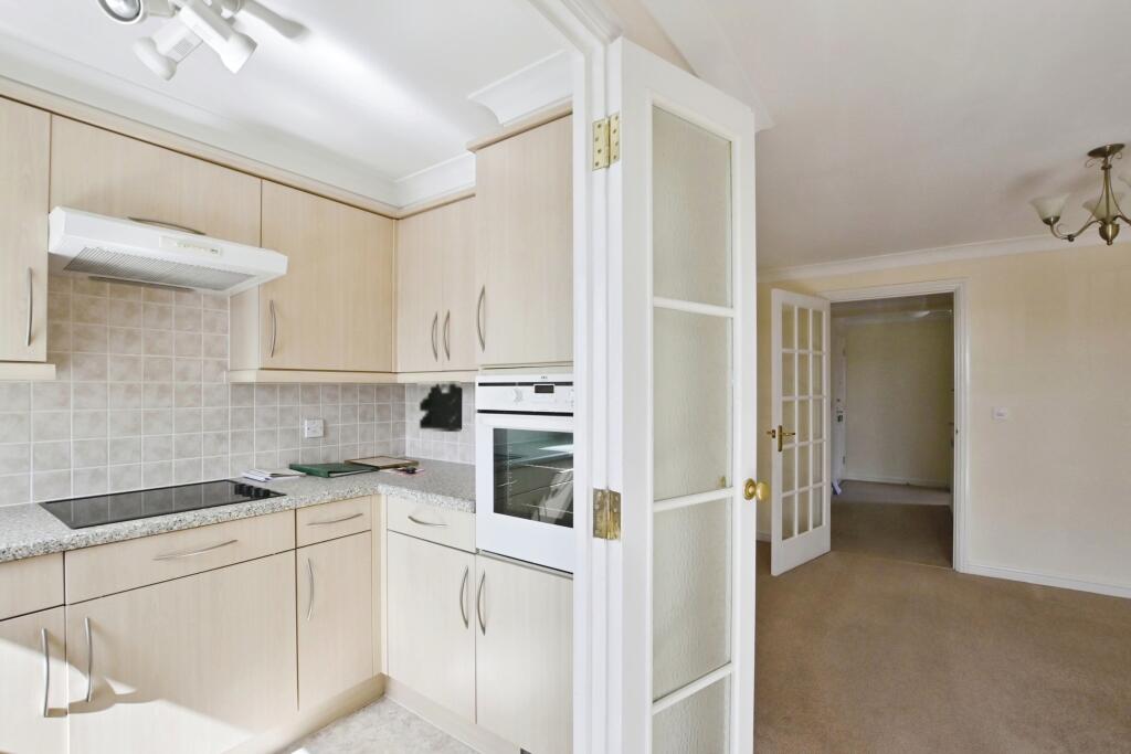 KITCHEN/LIVING ROOM