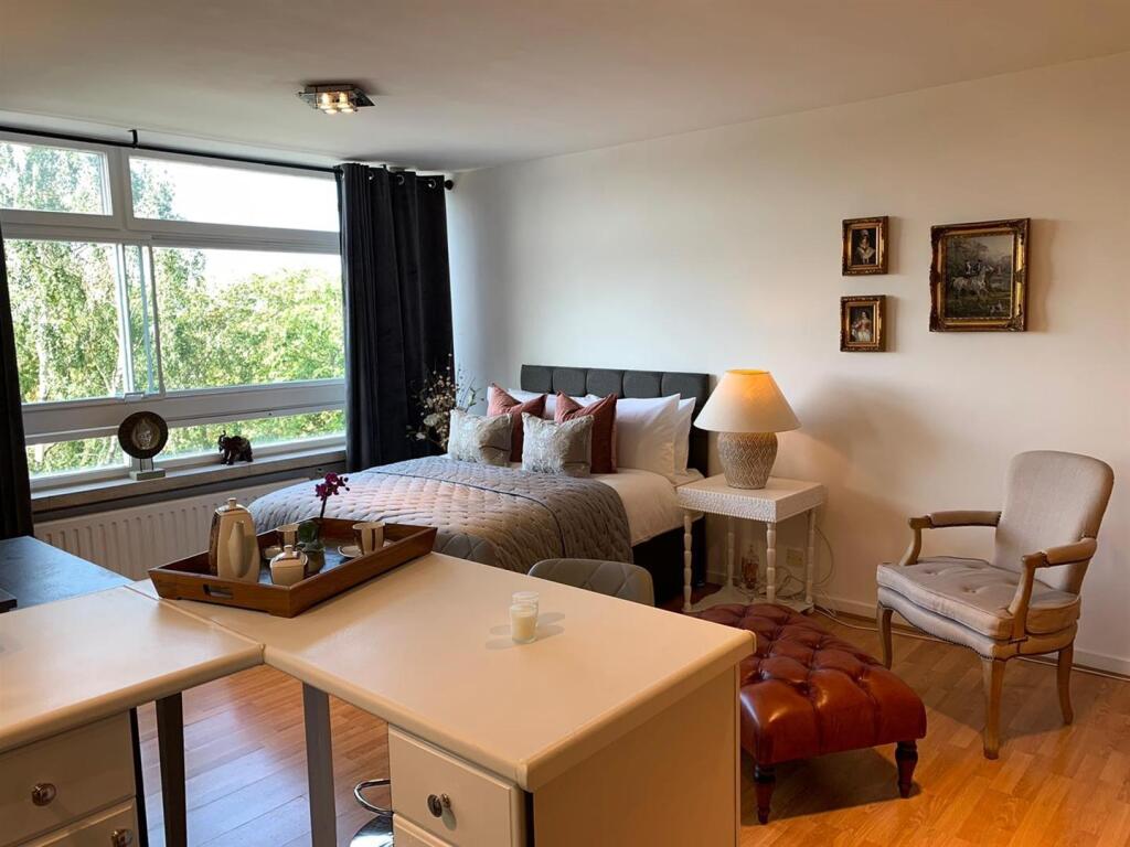 404 Lyndhurst Court Pic 1.jpg