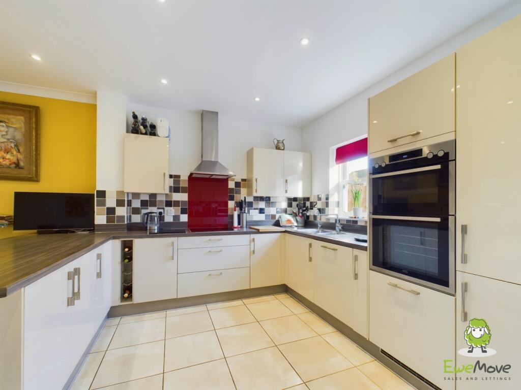 CAM03778G0-PR0142-STILL004