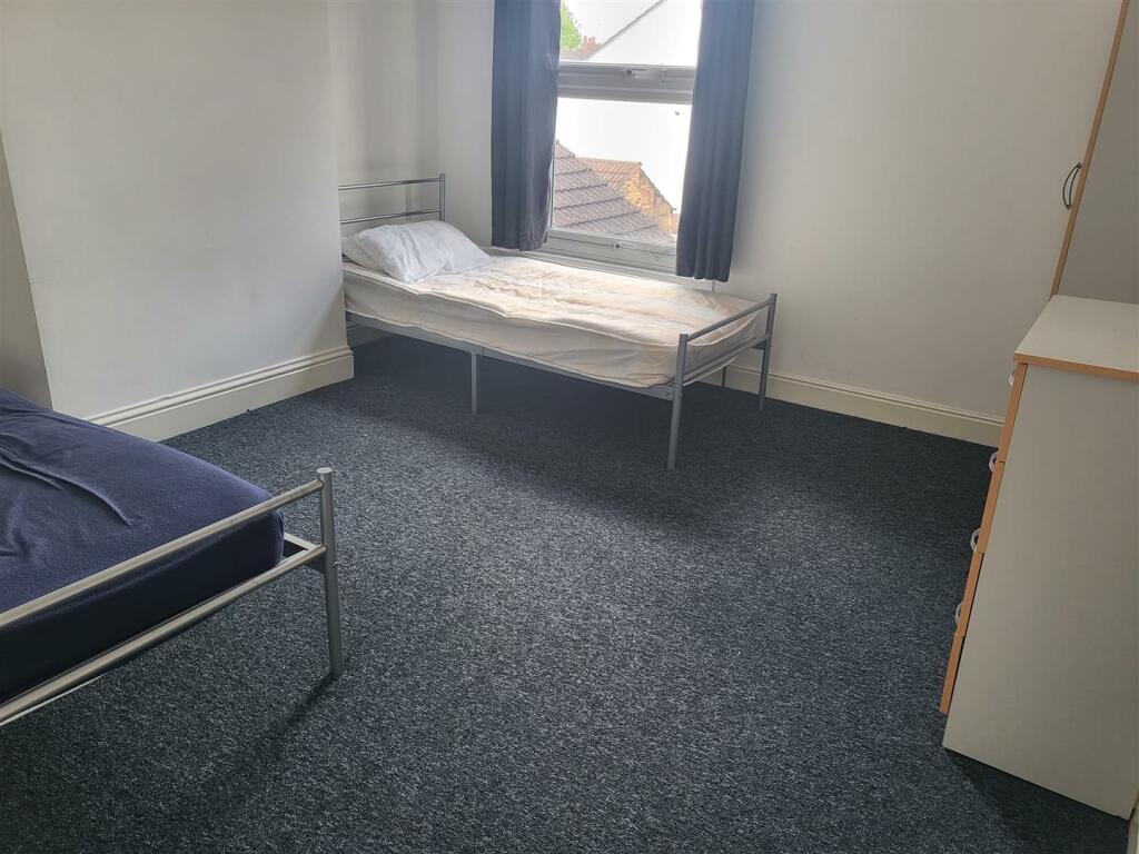 Bed 2.jpg